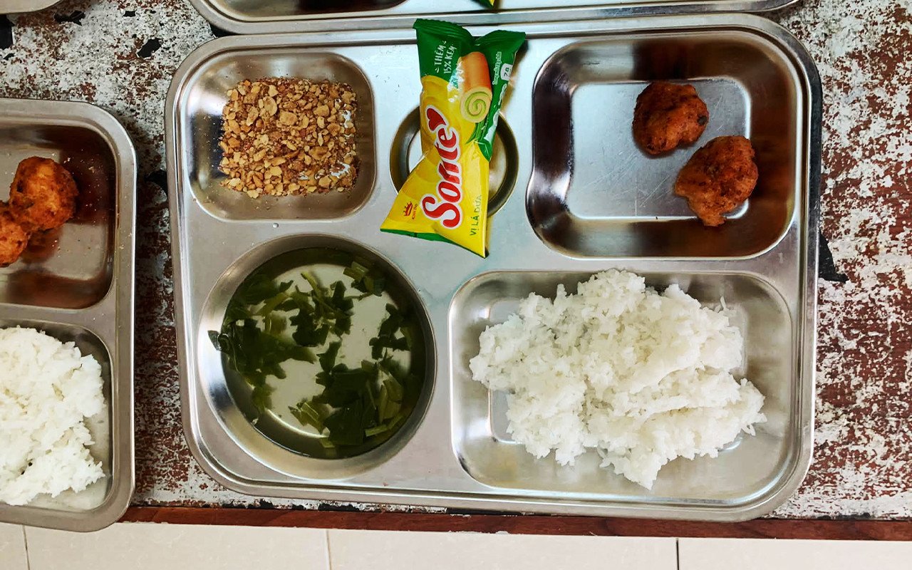 Khay cơm được cho l&agrave; tại bữa ăn b&aacute;n tr&uacute; của Trường Tiểu học Lập Thạch 1 được phụ huynh đăng tải tr&ecirc;n mạng x&atilde; hội. Ảnh: ĐN