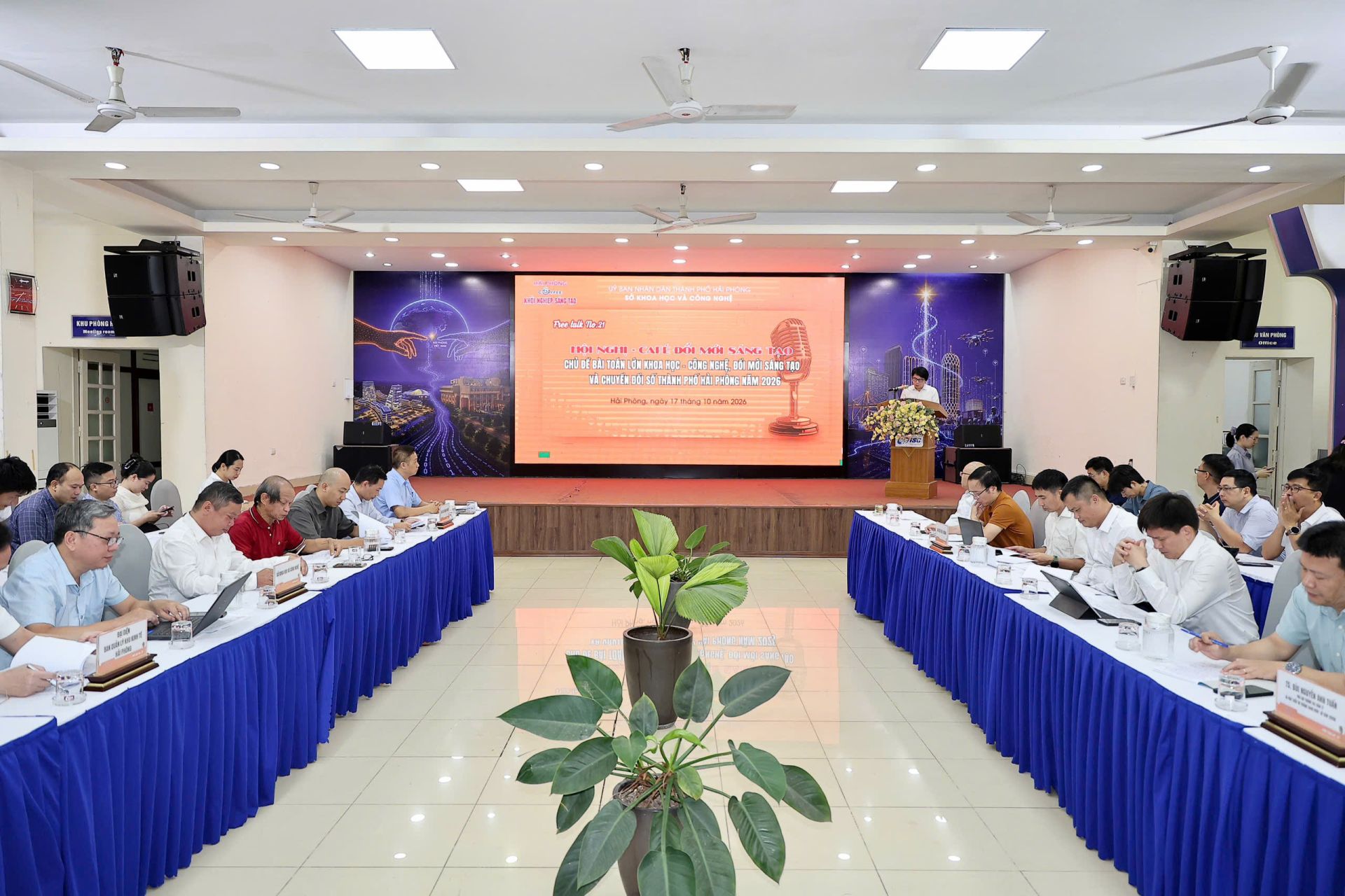 To&agrave;n cảnh hội nghị.