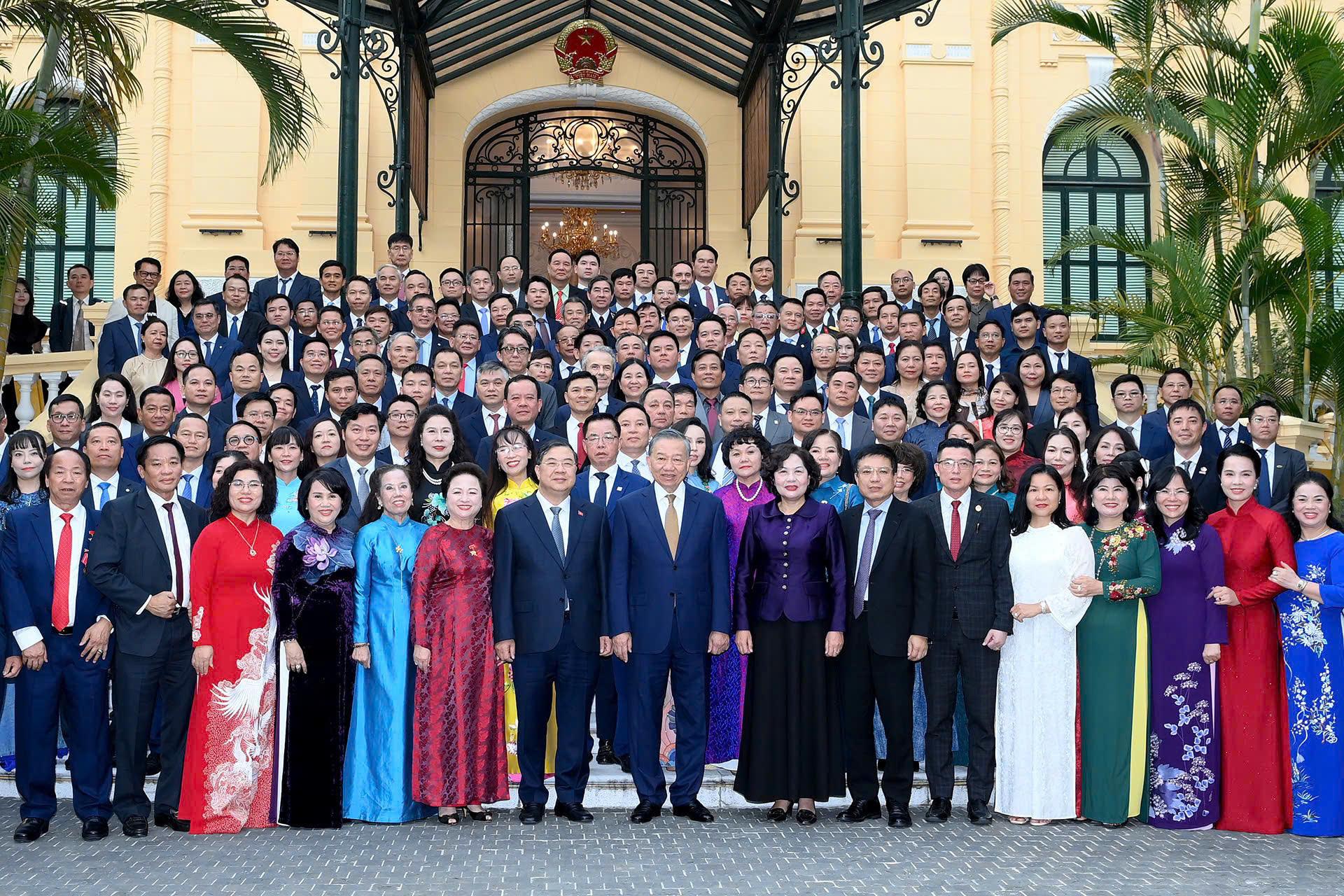 Trước đ&oacute;, ng&agrave;y 12/10/2026, Tổng B&iacute; thư, Chủ tịch nước T&ocirc; L&acirc;m cũng đ&atilde; c&oacute; buổi gặp mặt c&aacute;c Doanh nghiệp ti&ecirc;u biểu Thương hiệu Quốc gia 2026 nh&acirc;n ng&agrave;y Doanh nh&acirc;n Việt Nam 13/10. Chủ tịch HĐQT Trần Mạnh Hữu, đại diện Viglacera tham dự buổi gặp mặt.