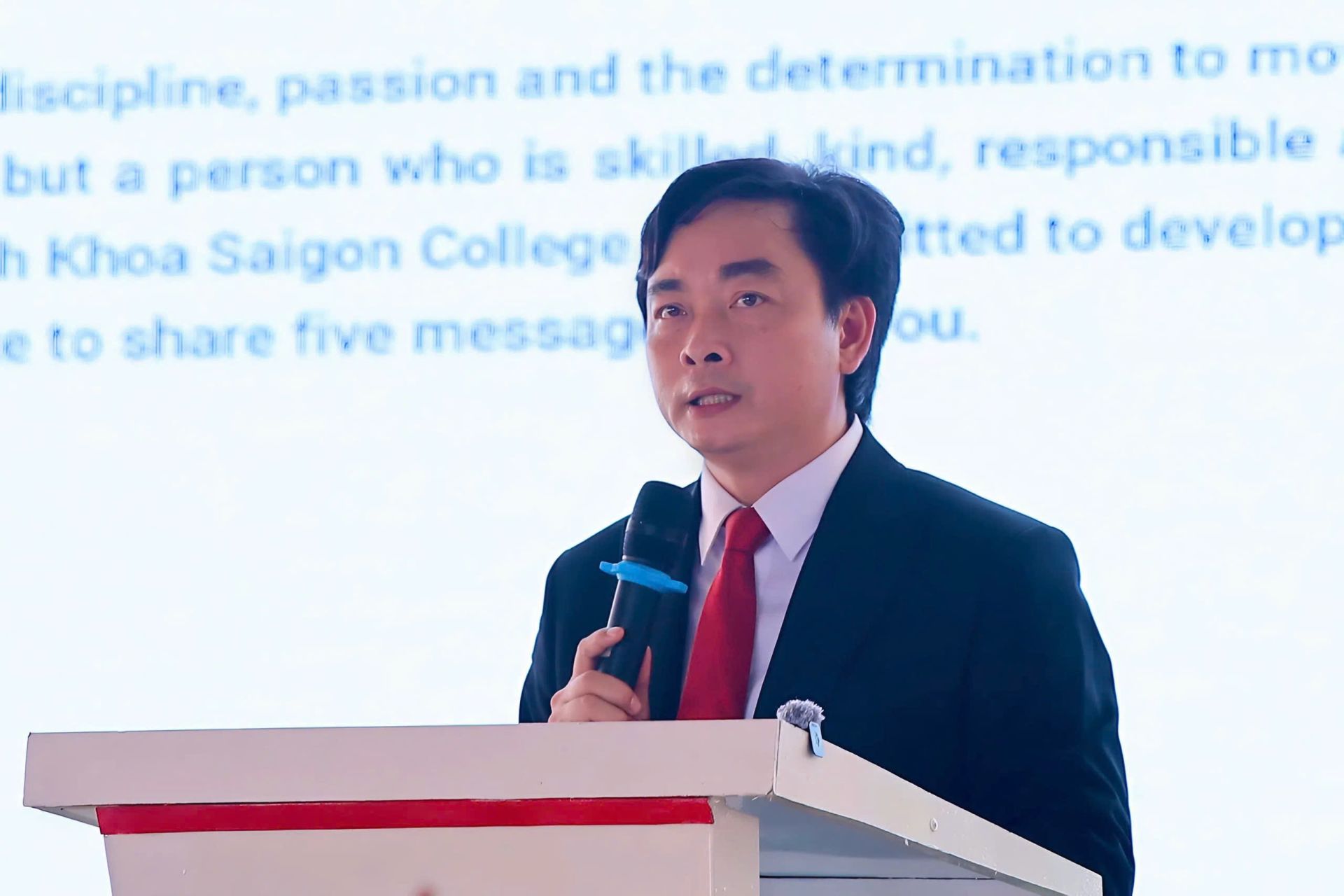 TS Hoàng Văn Phúc, Hiệu trưởng Trường Cao đẳng Bách khoa Sài Gòn, gửi gắm thông điệp đến tân sinh viên trong ngày khai giảng năm học mới. TS Hoàng Văn Phúc, Hiệu trưởng Trường Cao đẳng Bách khoa Sài Gòn, gửi gắm thông điệp đến tân sinh viên trong ngày khai giảng năm học mới.