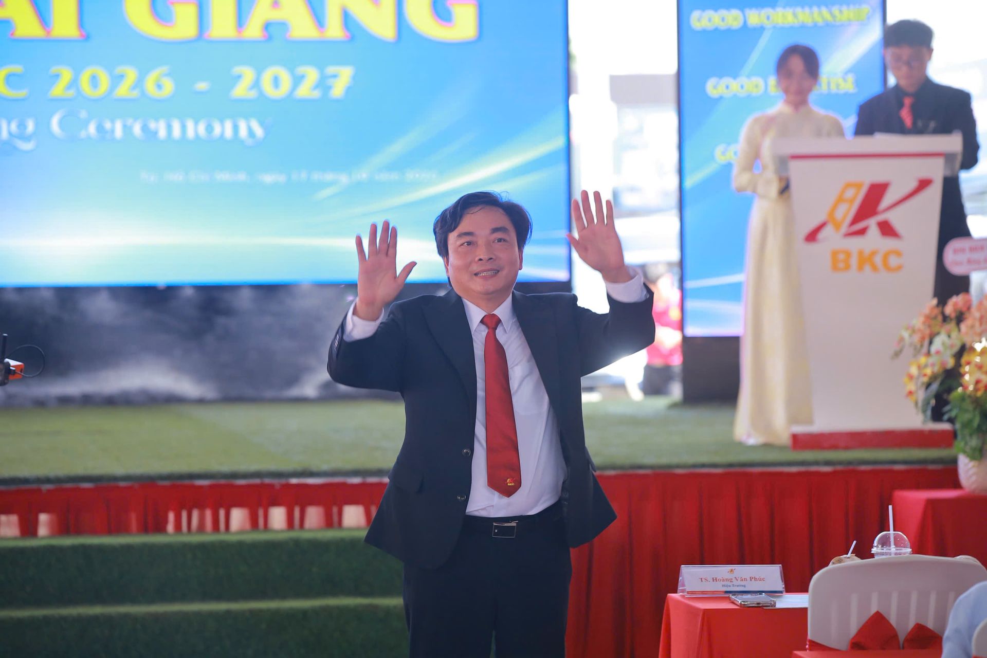 “Giỏi nghề giúp các em thành công, nhân cách giúp các em được xã hội trân trọng” - TS Hoàng Văn Phúc nhắn nhủ. “Giỏi nghề giúp các em thành công, nhân cách giúp các em được xã hội trân trọng” - TS Hoàng Văn Phúc nhắn nhủ.