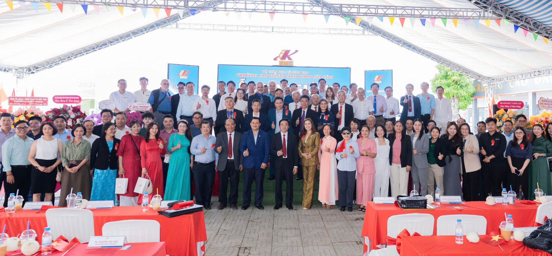 Hiệu trưởng mong muốn mỗi cán bộ, giảng viên, nhân viên luôn tự đặt câu hỏi: “Hôm nay, tôi đã làm gì tốt hơn ngày hôm qua?”. Theo ông, những thay đổi tích cực dù nhỏ trong từng công việc hằng ngày, khi được duy trì và nhân lên, sẽ góp phần tạo nên sự phát triển bền vững của nhà trường. Hiệu trưởng mong muốn mỗi cán bộ, giảng viên, nhân viên luôn tự đặt câu hỏi: “Hôm nay, tôi đã làm gì tốt hơn ngày hôm qua?”. Theo ông, những thay đổi tích cực dù nhỏ trong từng công việc hằng ngày, khi được duy trì và nhân lên, sẽ góp phần tạo nên sự phát triển bền vững của nhà trường.
