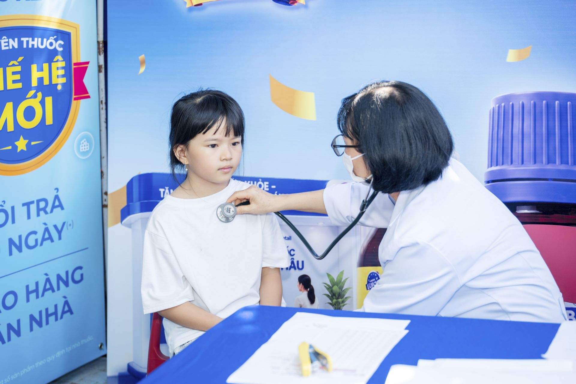 Long Châu hợp lực cùng Hội Thầy thuốc trẻ Việt Nam giúp người dân dễ dàng chăm sóc sức khoẻ cùng bác sĩ ngay tại hệ thống nhà thuốc. Long Châu hợp lực cùng Hội Thầy thuốc trẻ Việt Nam giúp người dân dễ dàng chăm sóc sức khoẻ cùng bác sĩ ngay tại hệ thống nhà thuốc.