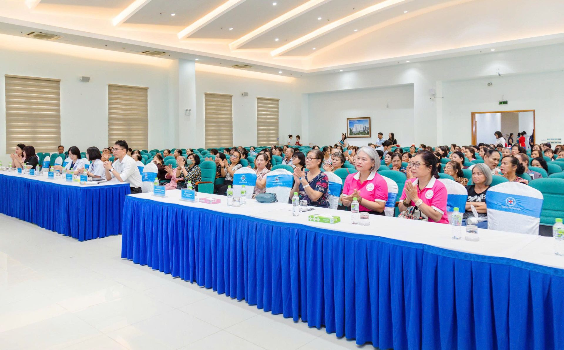 Đại biểu tham dự chương trình. Đại biểu tham dự chương trình.