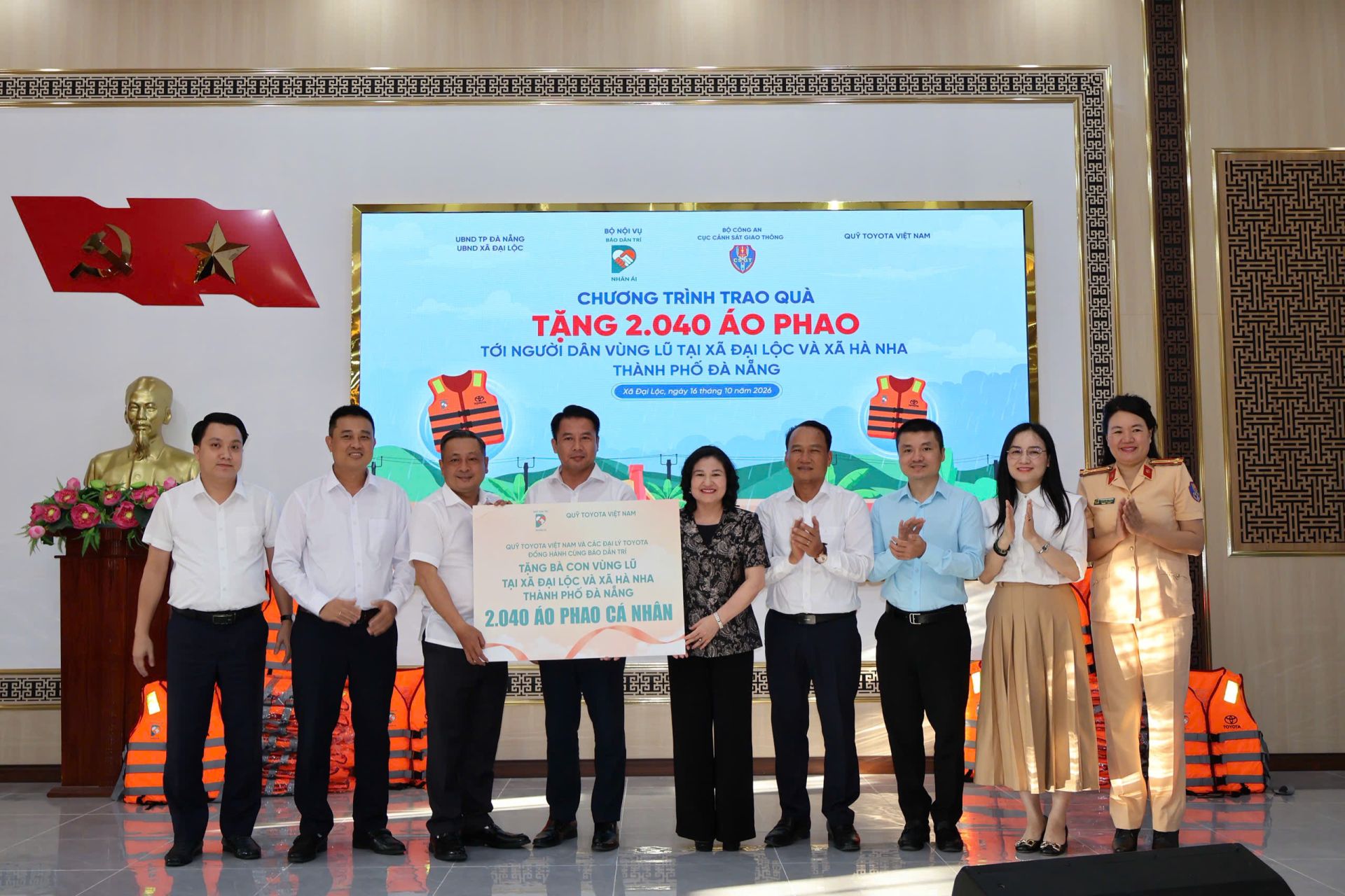 Quỹ Toyota Việt Nam đ&ocirc;̀ng hành cùng chương trình trao tặng 2.040 &aacute;o phao cứu sinh tại Đ&agrave; Nẵng