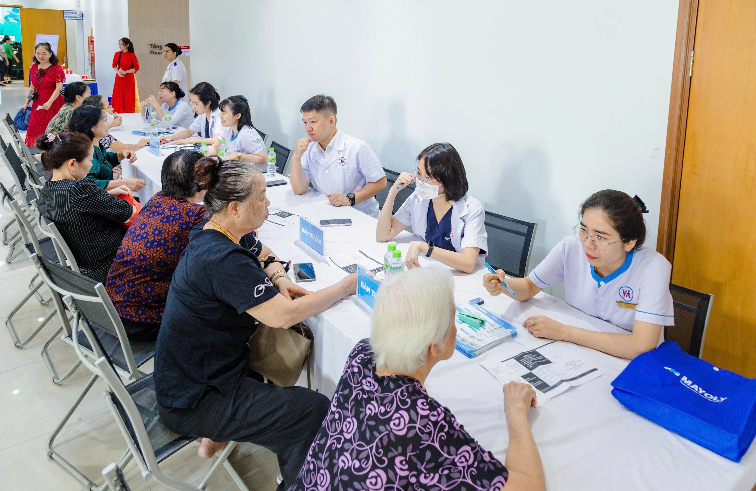 Người dân được đo nồng độ loãng xương và tư vấn điều trị. Người dân được đo nồng độ loãng xương và tư vấn điều trị.