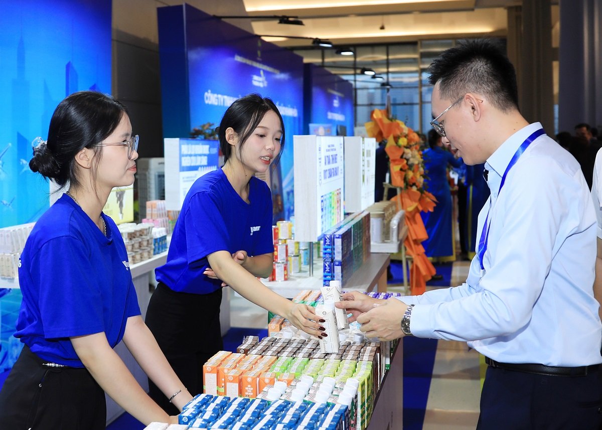 Gian hàng Vinamilk tại sự kiện thu hút các đại biểu đến tham quan, tìm hiểu về những sản phẩm đạt Thương hiệu quốc gia năm 2026 (Ảnh: Minh Anh). Gian hàng Vinamilk tại sự kiện thu hút các đại biểu đến tham quan, tìm hiểu về những sản phẩm đạt Thương hiệu quốc gia năm 2026 (Ảnh: Minh Anh).