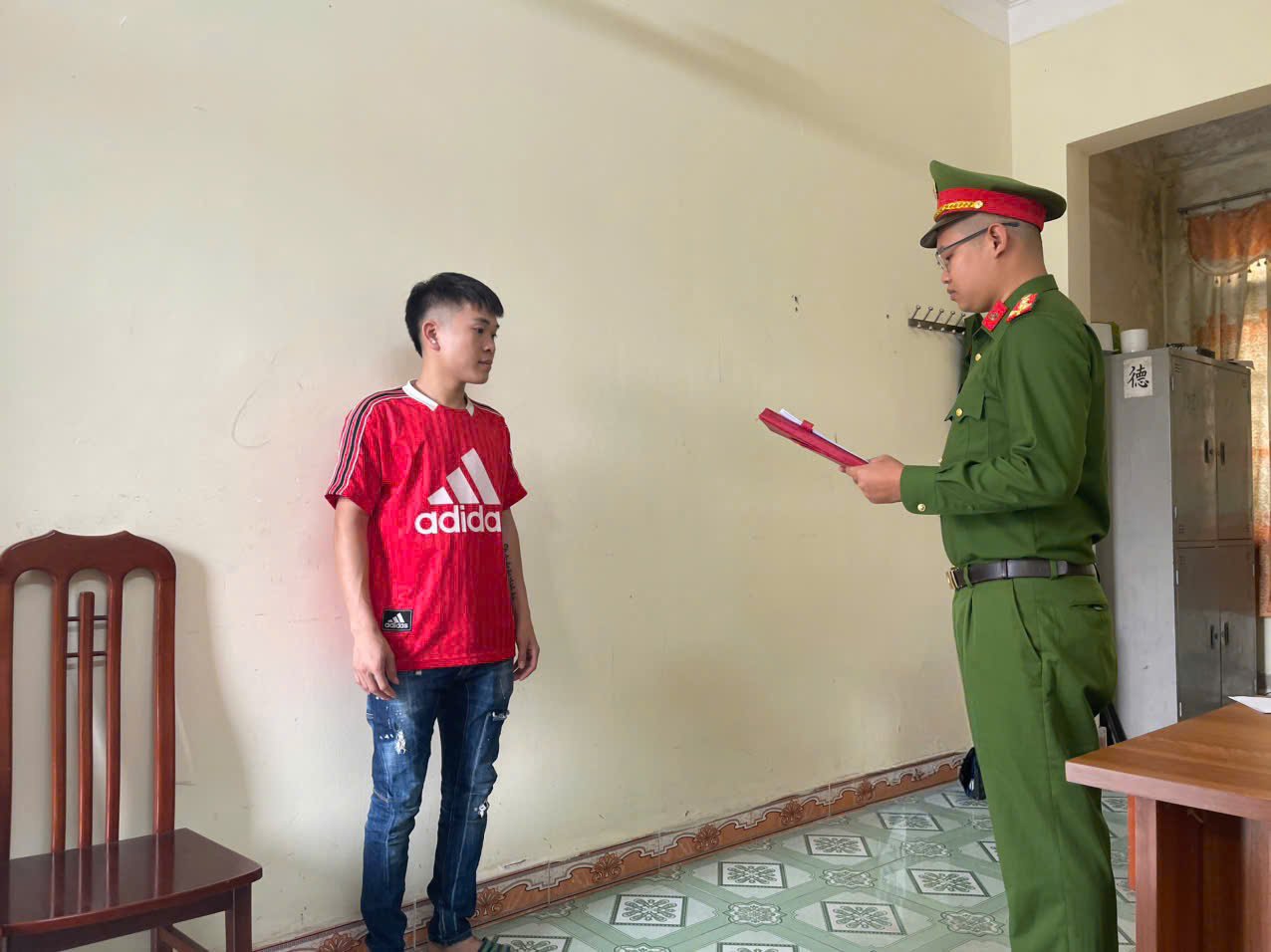 Lực lượng chức năng tống đạt quyết định khởi tố đối với Nguyễn Văn Dương về tội 