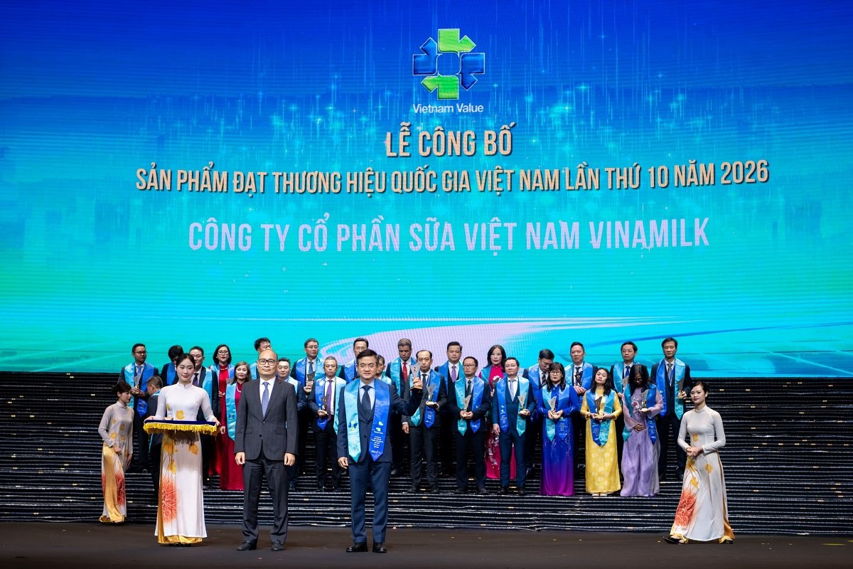 Ông Nguyễn Quang Trí, Giám đốc điều hành Marketing Vinamilk, đón nhận danh hiệu Thương hiệu quốc gia Việt Nam lần thứ 10 năm 2026 (Ảnh: Minh Anh). Ông Nguyễn Quang Trí, Giám đốc điều hành Marketing Vinamilk, đón nhận danh hiệu Thương hiệu quốc gia Việt Nam lần thứ 10 năm 2026 (Ảnh: Minh Anh).