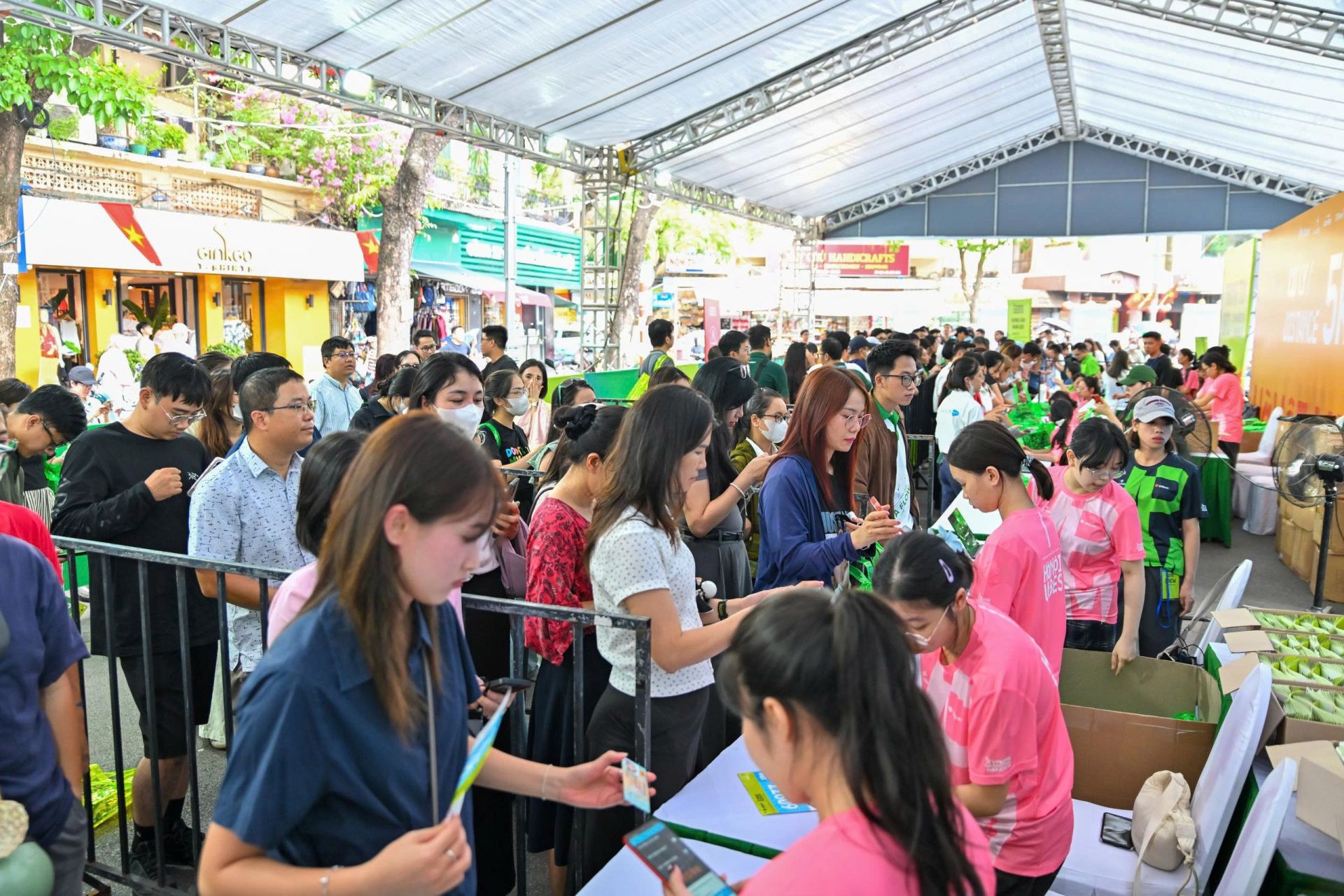 Kh&ocirc;ng kh&iacute; s&ocirc;i động khu vực nhận bib, race kit trong ng&agrave;y đầu ti&ecirc;n của chuỗi hoạt động tại VPIM Expo