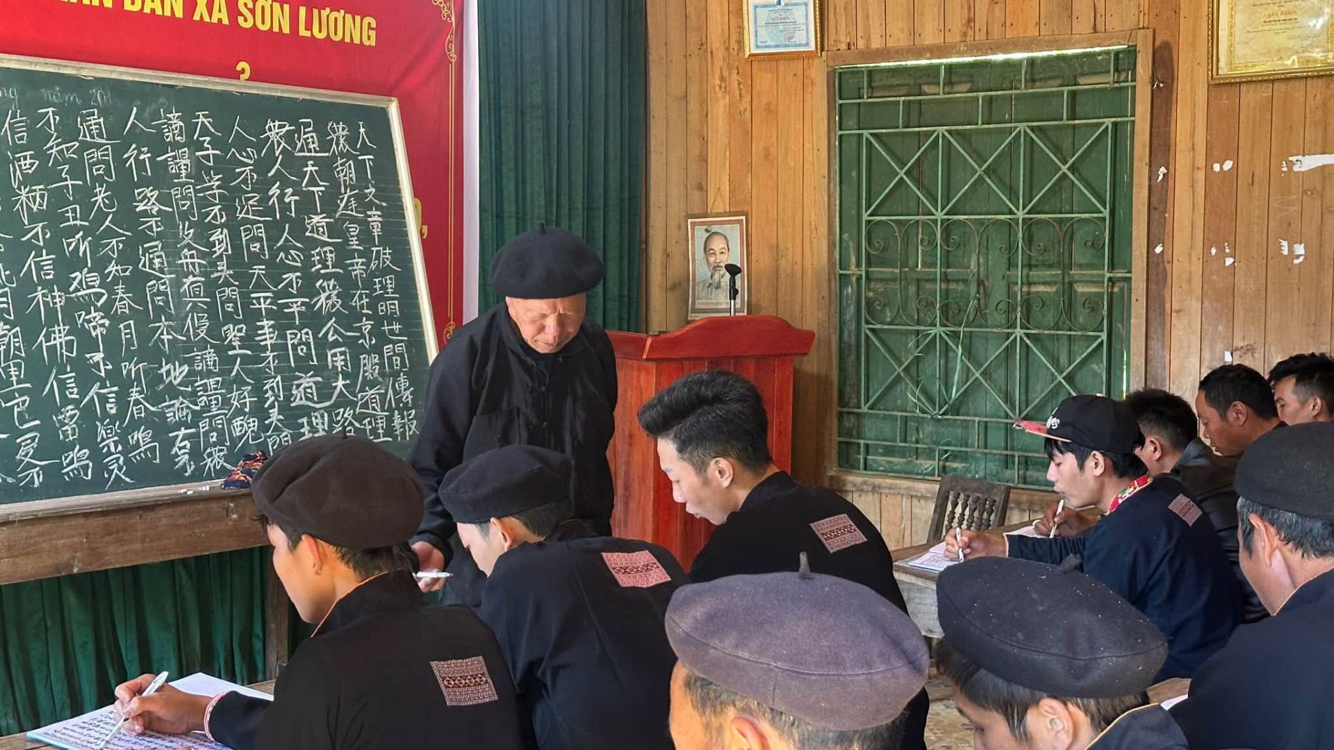 Việc rà soát, lựa chọn, công nhận người có uy tín phải bảo đảm dân chủ, công khai, minh bạch, công bằng, khách quan và đúng trình tự, thủ tục quy định Việc rà soát, lựa chọn, công nhận người có uy tín phải bảo đảm dân chủ, công khai, minh bạch, công bằng, khách quan và đúng trình tự, thủ tục quy định