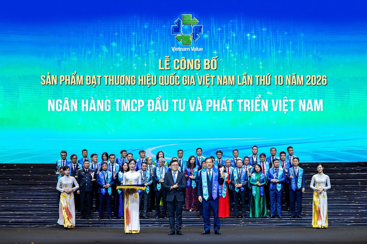 Ủy vi&ecirc;n HĐQT BIDV Đặng Văn Tuy&ecirc;n đại diện ng&acirc;n h&agrave;ng nhận Danh hiệu
