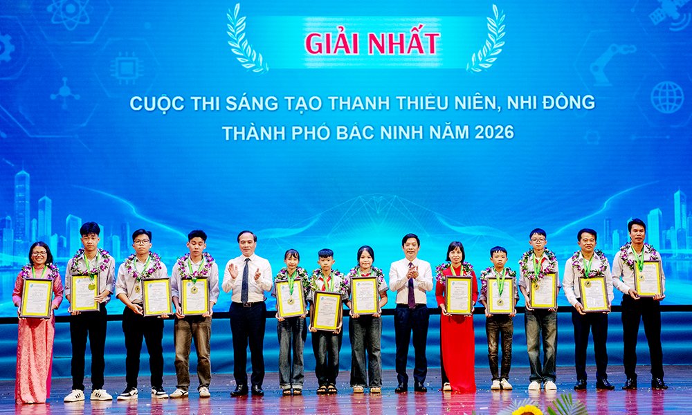 Phó Chủ tịch Liên hiệp các Hội Khoa học kỹ thuật Việt Nam Phạm Ngọc Linh và Phó Chủ tịch HĐND thành phố Nguyễn Anh Tuấn trao giải Nhất cho các nhóm tác giả. Phó Chủ tịch Liên hiệp các Hội Khoa học kỹ thuật Việt Nam Phạm Ngọc Linh và Phó Chủ tịch HĐND thành phố Nguyễn Anh Tuấn trao giải Nhất cho các nhóm tác giả.