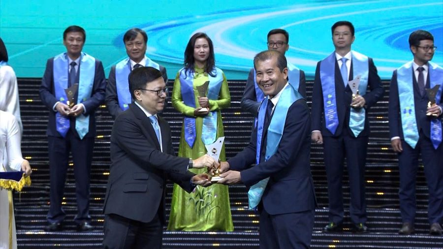&Ocirc;ng Phan Văn T&acirc;m - Ph&oacute; TGĐ Cty Cổ phần ph&acirc;n b&oacute;n B&igrave;nh Điền nhận biểu trưng Thương hiệu quốc gia năm 2026.