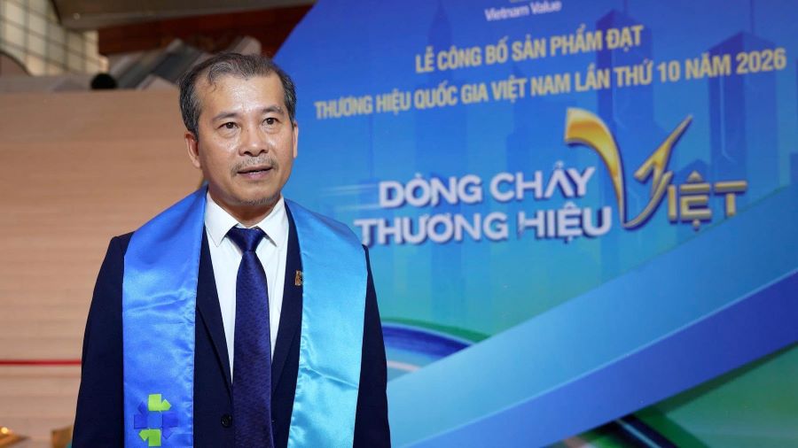 &Ocirc;ng Phan Văn T&acirc;m - Ph&oacute; Tổng Gi&aacute;m đốc Cty CPPB B&igrave;nh Điền nhận biểu trưng tại buổi lễ v&agrave; cho biết: &ldquo;Với B&igrave;nh Điền, sự ghi nhận d&agrave;nh cho Ph&acirc;n b&oacute;n Đầu Tr&acirc;u l&agrave; niềm tự h&agrave;o, đồng thời đặt ra tr&aacute;ch nhiệm tiếp tục n&acirc;ng cao chất lượng v&agrave; năng lực phục vụ n&ocirc;ng d&acirc;n.&rdquo;