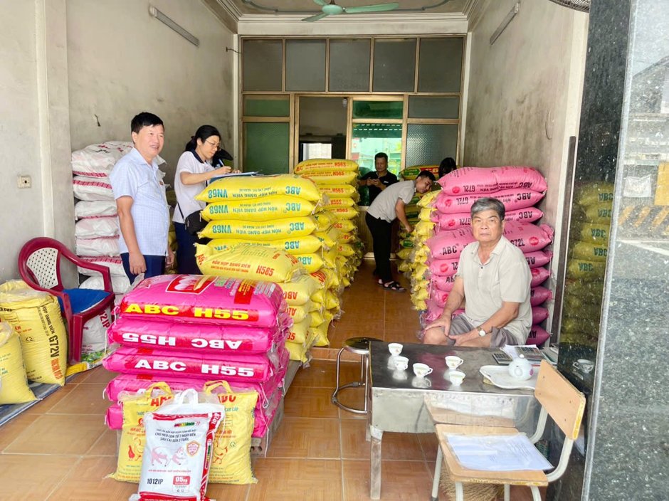 Đoàn công tác lấy mẫu thức ăn chăn nuôi tại cơ sở kinh doanh trên địa bàn xã Quyết Thắng. Đoàn công tác lấy mẫu thức ăn chăn nuôi tại cơ sở kinh doanh trên địa bàn xã Quyết Thắng.