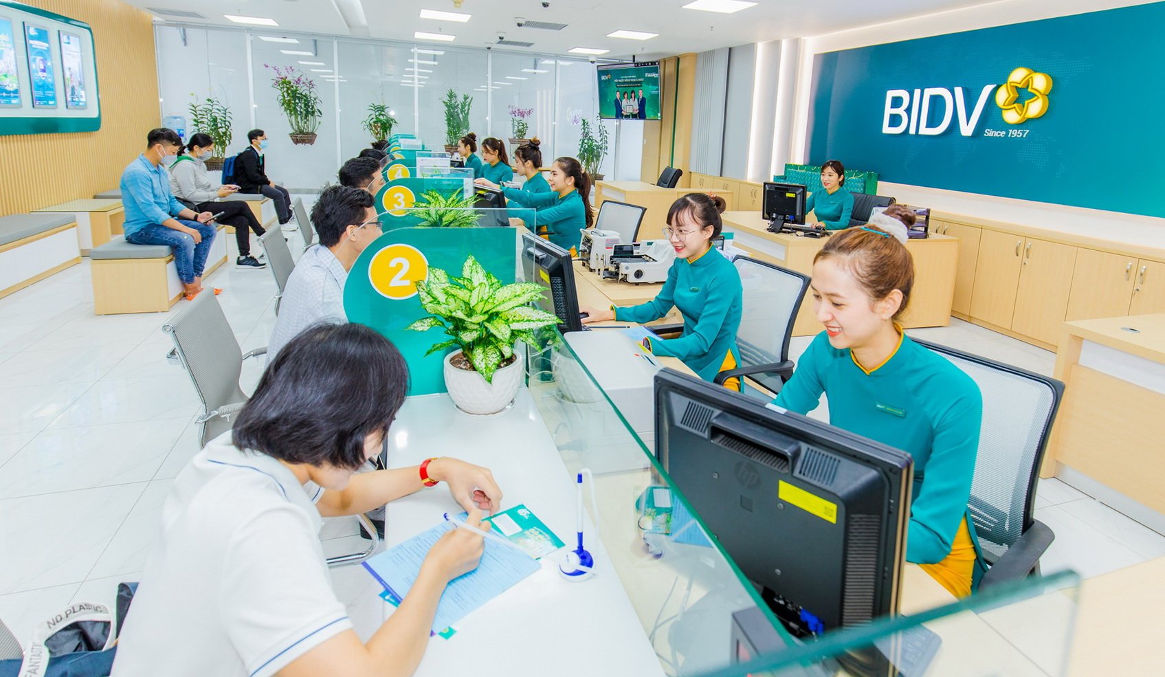 Nguồn vốn với chi phí hợp lý từ BIDV sẽ góp phần thúc đẩy hoạt động sản xuất, kinh doanh của khách hàng Nguồn vốn với chi phí hợp lý từ BIDV sẽ góp phần thúc đẩy hoạt động sản xuất, kinh doanh của khách hàng