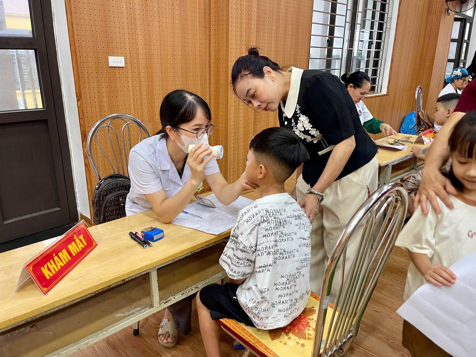 Địa phương đẩy nhanh tiến độ khám sức khỏe miễn phí cho học sinh. Địa phương đẩy nhanh tiến độ khám sức khỏe miễn phí cho học sinh.