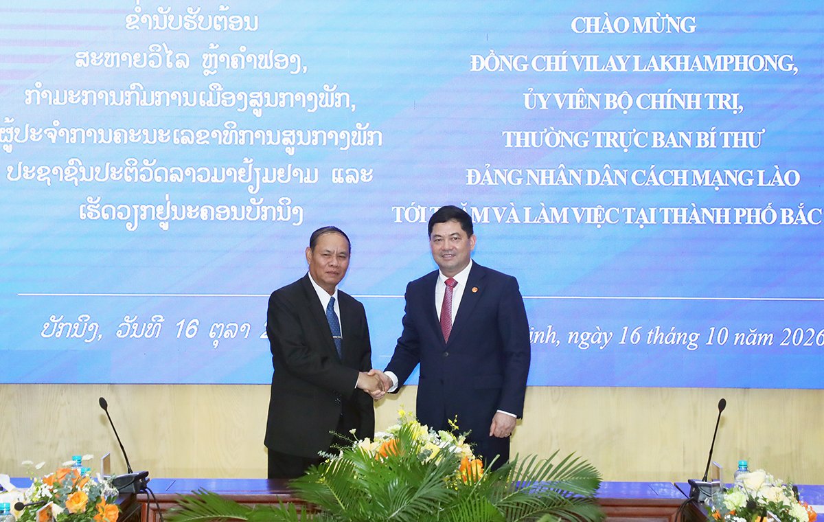 Đồng chí Vilay Lakhamphong (ảnh trái) mong muốn nhận được sự hợp tác, hỗ trợ toàn diện của Bí thư Thành ủy Bắc Ninh Nguyễn Hồng Thái cùng lãnh đạo và Nhân dân thành phố với các địa phương của Lào trong thời gian tới. Đồng chí Vilay Lakhamphong (ảnh trái) mong muốn nhận được sự hợp tác, hỗ trợ toàn diện của Bí thư Thành ủy Bắc Ninh Nguyễn Hồng Thái cùng lãnh đạo và Nhân dân thành phố với các địa phương của Lào trong thời gian tới.