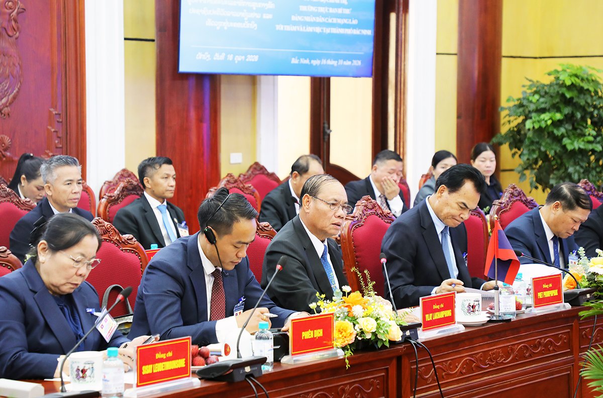 Đồng chí Vilay Lakhamphong (thứ 3 từ trái qua) phát biểu tại buổi làm việc. Đồng chí Vilay Lakhamphong (thứ 3 từ trái qua) phát biểu tại buổi làm việc.