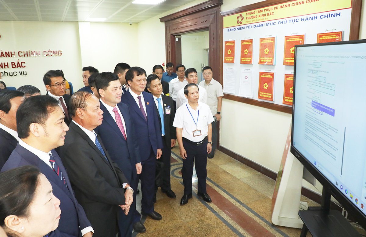 Đồng chí Vilay Lakhamphong (thứ 3 từ trái qua) cùng các đại biểu tham quan hoạt động của Trung tâm Phục vụ hành chính công phường Kinh Bắc. Đồng chí Vilay Lakhamphong (thứ 3 từ trái qua) cùng các đại biểu tham quan hoạt động của Trung tâm Phục vụ hành chính công phường Kinh Bắc.