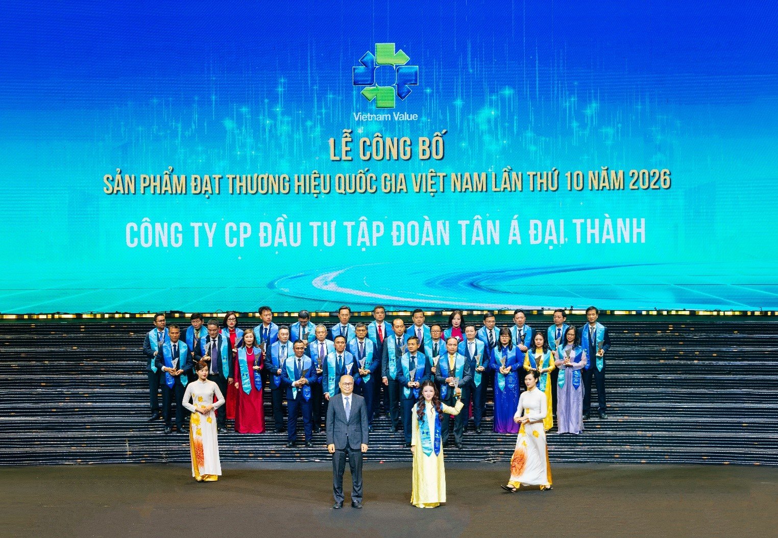 Ph&oacute; Tổng Gi&aacute;m đốc Tập đo&agrave;n T&acirc;n &Aacute; Đại Th&agrave;nh Nguyễn Phương Anh đ&oacute;n nhận biểu trưng Thương hiệu Quốc gia Việt Nam 2026