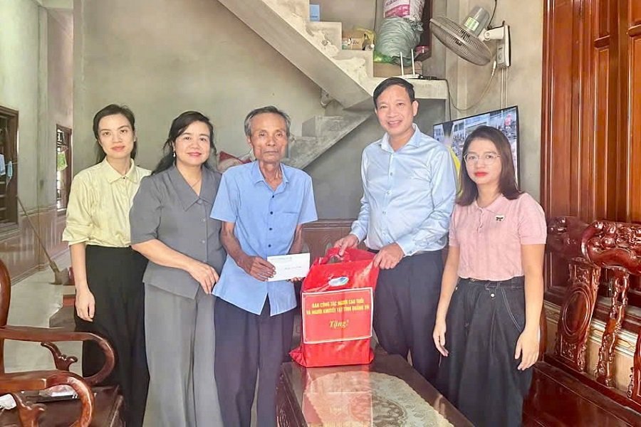 Sở Y tế tỉnh Quảng Trị thăm và tặng quà cho người cao tuổi có hoàn cảnh khó khăn trên địa bàn nhân dịp Ngày Quốc tế Người cao tuổi 1/10 Sở Y tế tỉnh Quảng Trị thăm và tặng quà cho người cao tuổi có hoàn cảnh khó khăn trên địa bàn nhân dịp Ngày Quốc tế Người cao tuổi 1/10