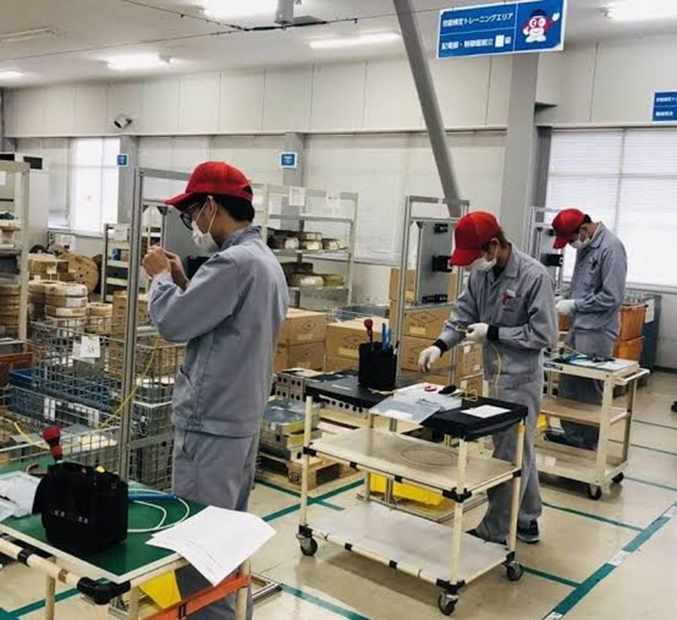 Những lao động về nước trước hạn thuộc các diện nêu trên còn được tạo điều kiện tham gia các khóa đào tạo, chuyển đổi nghề nghiệp Những lao động về nước trước hạn thuộc các diện nêu trên còn được tạo điều kiện tham gia các khóa đào tạo, chuyển đổi nghề nghiệp