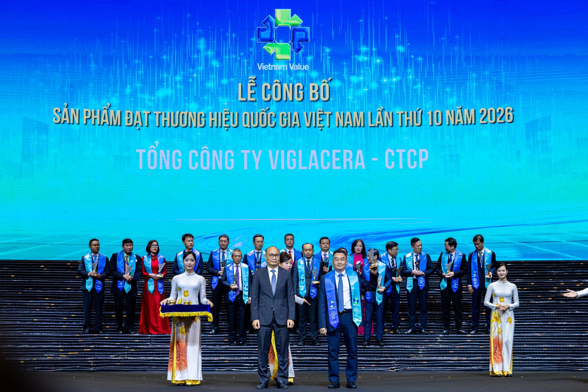 &Ocirc;ng Nguyễn Thế Chinh, Ph&oacute; Tổng gi&aacute;m đốc Tổng c&ocirc;ng ty Viglacera - đại diện nhận biểu trưng Thương hiệu Quốc gia 2026.