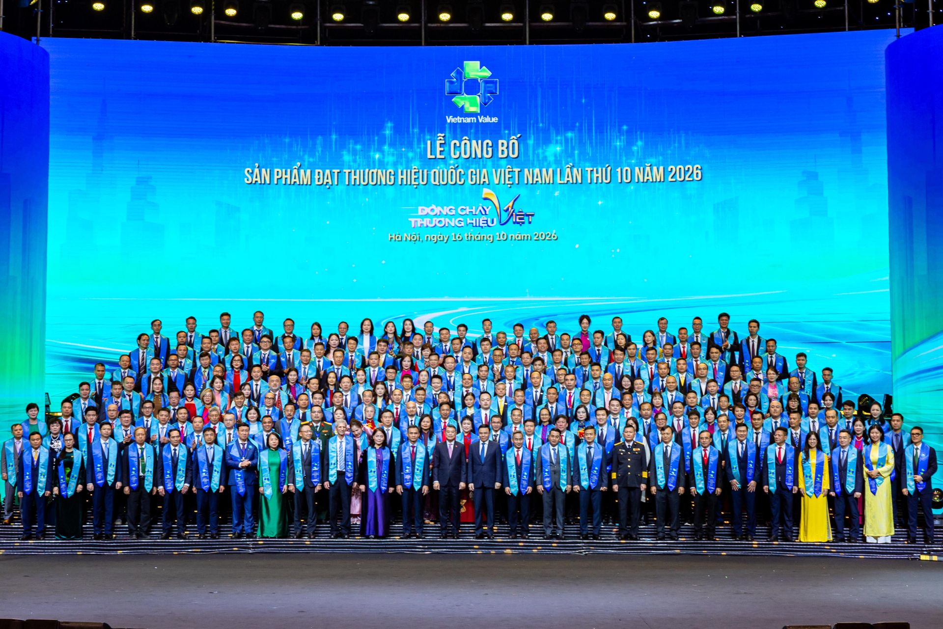 Thủ tướng Ch&iacute;nh phủ L&ecirc; Minh Hưng v&agrave; Bộ trưởng Bộ C&ocirc;ng Thương L&ecirc; Mạnh H&ugrave;ng chụp ảnh lưu niệm c&ugrave;ng đại diện 227 doanh nghiệp đạt Thương hiệu quốc gia Việt Nam năm 2026, trong đ&oacute; c&oacute; Tổng c&ocirc;ng ty Viglacera.