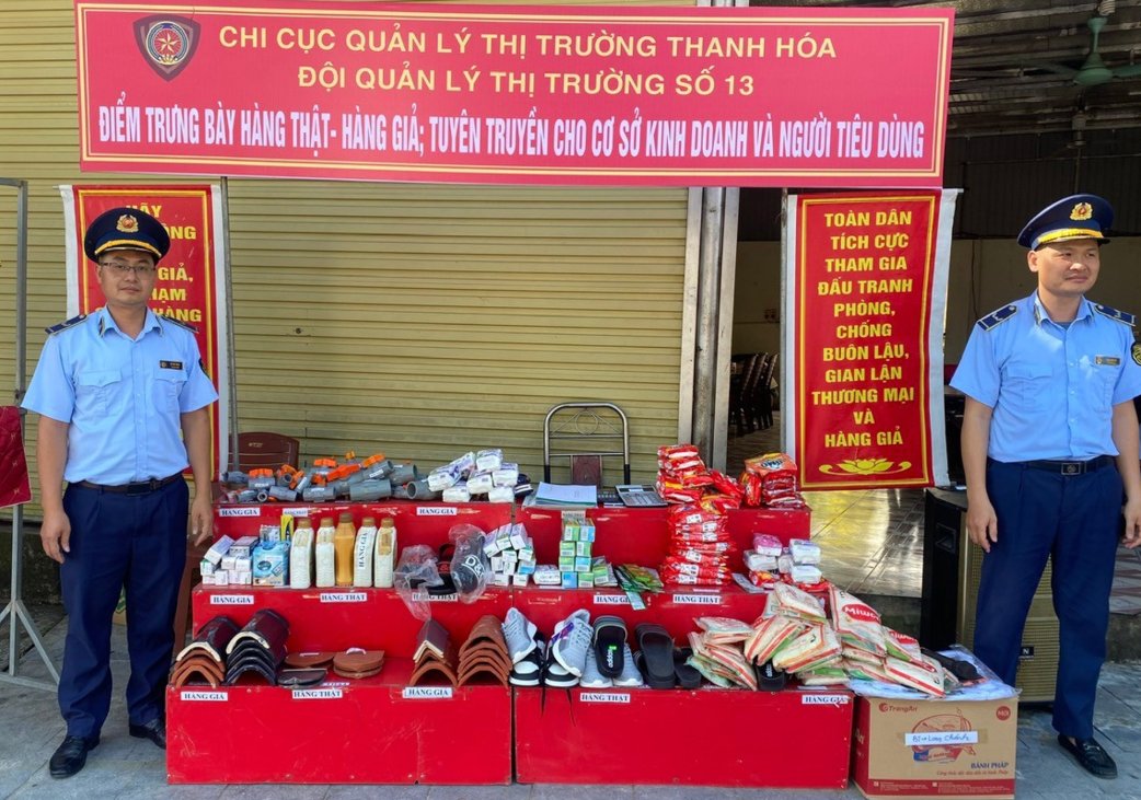 Công chức Đội Quản lý thị trường số 13 trực tiếp hướng dẫn cách nhận biết sản phẩm hàng hoá. Ảnh: thanhhoa.dms.gov.vn Công chức Đội Quản lý thị trường số 13 trực tiếp hướng dẫn cách nhận biết sản phẩm hàng hoá. Ảnh: thanhhoa.dms.gov.vn