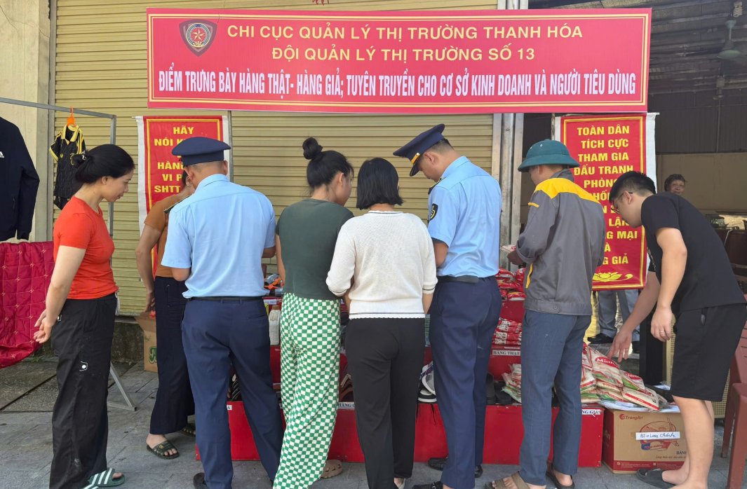 Gian hàng thu hút người dân đến xem và nghe kiến thức phân biệt sản phẩm thật - giả. Gian hàng thu hút người dân đến xem và nghe kiến thức phân biệt sản phẩm thật - giả.