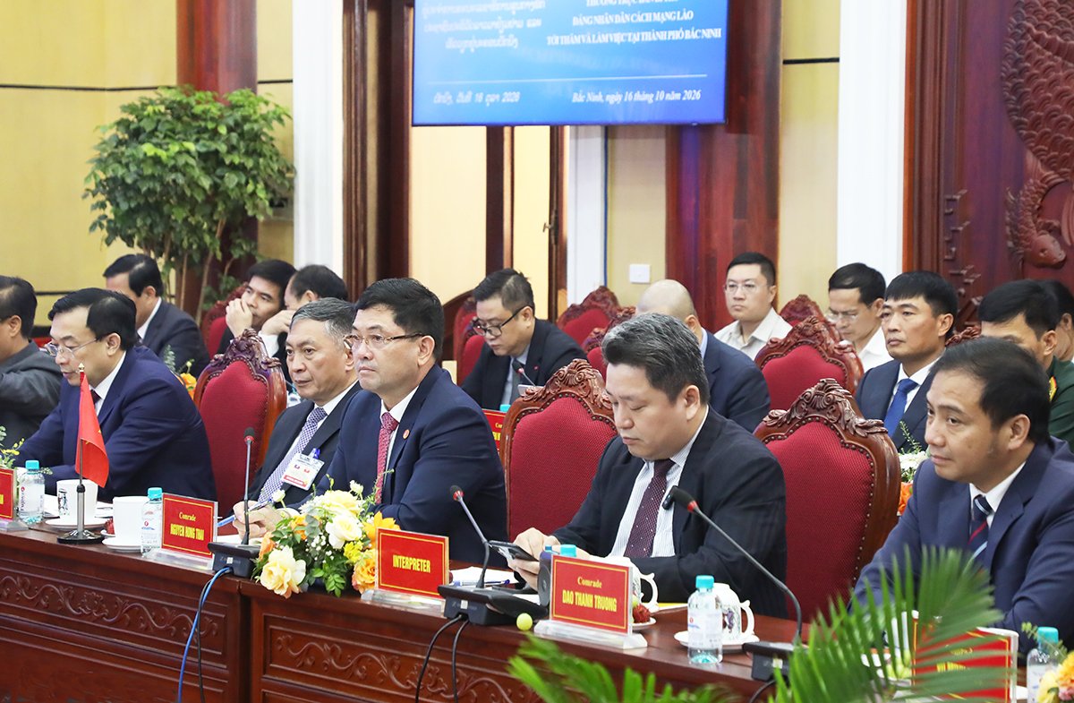 Bí thư Thành ủy Bắc Ninh Nguyễn Hồng Thái (thứ 3 từ phải qua) phát biểu tại buổi làm việc. Bí thư Thành ủy Bắc Ninh Nguyễn Hồng Thái (thứ 3 từ phải qua) phát biểu tại buổi làm việc.
