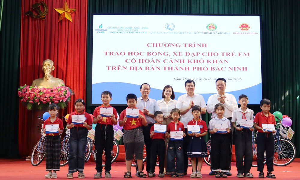 C&aacute;c đại biểu trao tặng học bổng cho c&aacute;c ch&aacute;u học sinh.