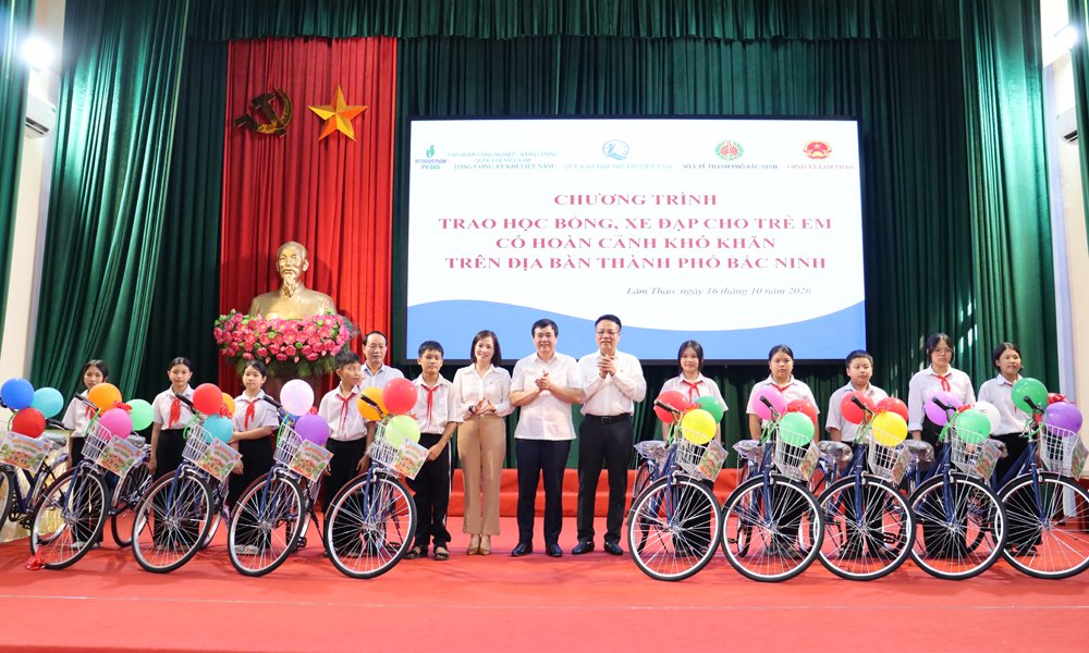 C&aacute;c đại biểu trao tặng xe đạp cho học sinh vươn l&ecirc;n trong học tập.