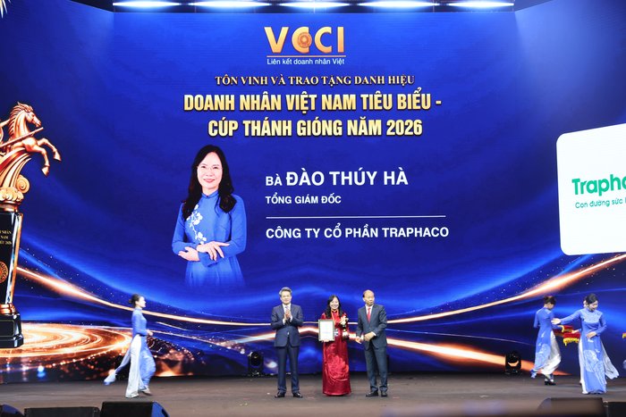 B&agrave; Đ&agrave;o Th&uacute;y H&agrave; - Tổng Gi&aacute;m đốc Traphaco đ&oacute;n nhận vinh danh 