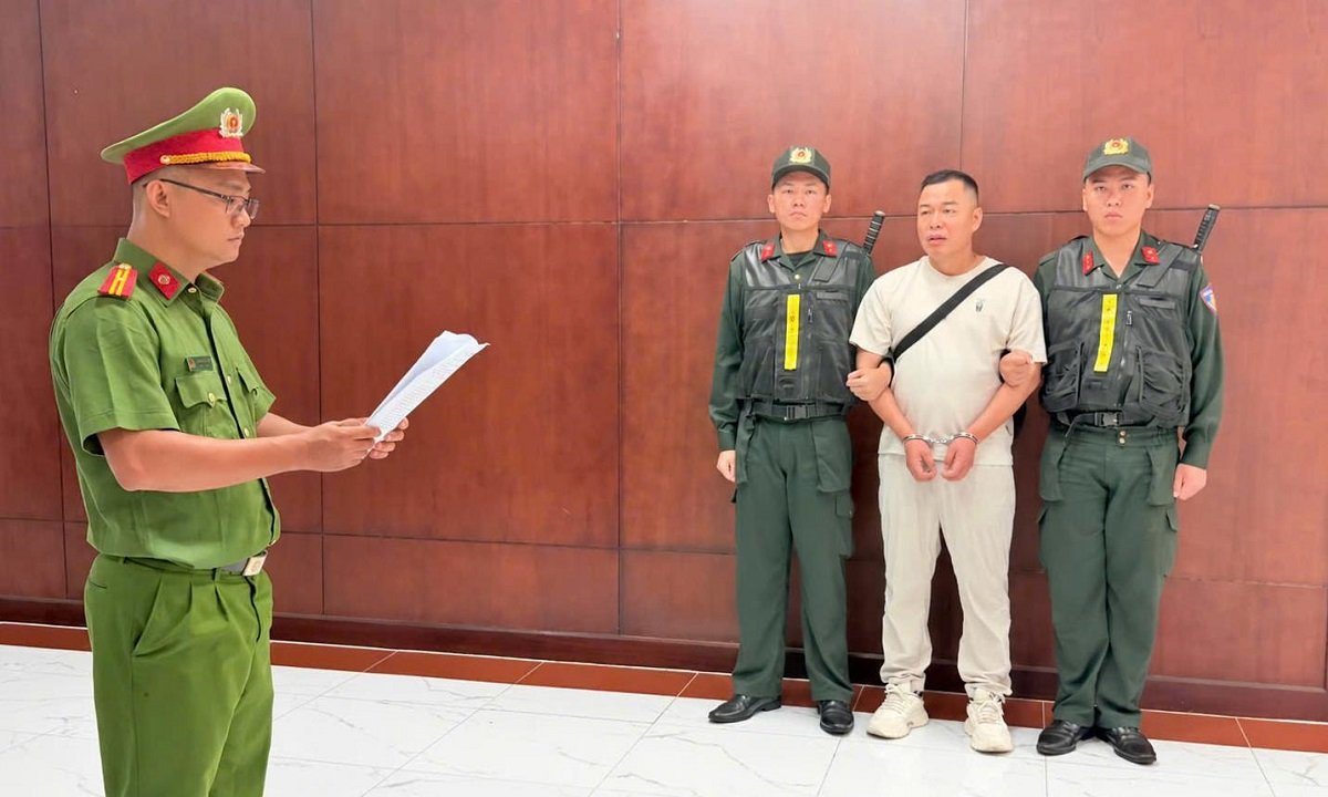 Lực lượng chức năng tống đạt quyết định tố tụng đối với Sun Yupeng