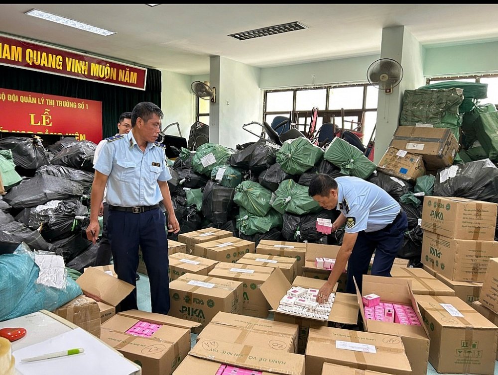 Lực lượng QLTT H&agrave; Nội kiểm tra l&ocirc; h&agrave;ng h&oacute;a vi phạm