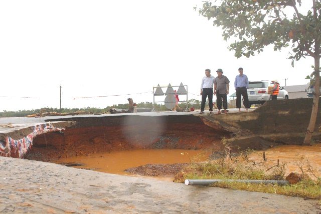Một vị trí đường giao thông bị sạt lở do mưa lũ. Ảnh: Cổng thông tin điện tử xã Triệu Phong. Một vị trí đường giao thông bị sạt lở do mưa lũ. Ảnh: Cổng thông tin điện tử xã Triệu Phong.