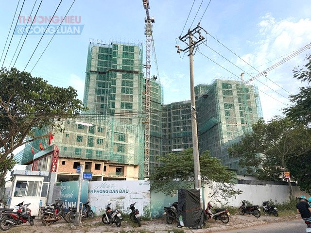 Dự &aacute;n Nh&agrave; ở x&atilde; hội Ecohome H&ograve;a Hiệp, tại khu đất B4-1, B4-2, đường M&ecirc; Linh, thuộc địa b&agrave;n phường Hải V&acirc;n v&agrave; phường Li&ecirc;n Chiểu đang x&acirc;y dựng. Ảnh: Ho&agrave;ng Hữu Quyết