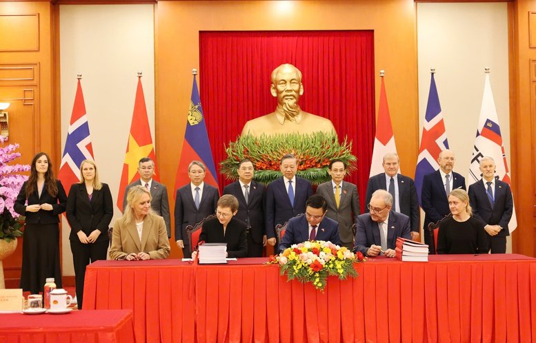 Dưới sự chứng kiến của Tổng B&iacute; thư, Chủ tịch nước T&ocirc; L&acirc;m, Bộ trưởng Bộ C&ocirc;ng Thương L&ecirc; Mạnh H&ugrave;ng c&ugrave;ng đại diện c&aacute;c nước th&agrave;nh vi&ecirc;n EFTA ch&iacute;nh thức k&yacute; kết Hiệp định Thương mại Tự do Việt Nam - EFTA (VEFTA) - Ảnh: BCT