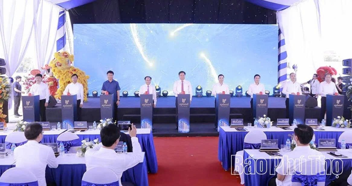 C&aacute;c đại biểu thực hiện nghi thức nhấn n&uacute;t khởi c&ocirc;ng dự &aacute;n nh&agrave; ở x&atilde; hội ph&acirc;n khu Lộc Ph&aacute;t.