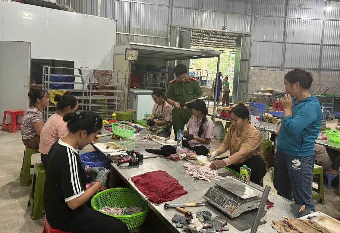 Lực lượng chức năng kiểm tra cơ sở chế biến
