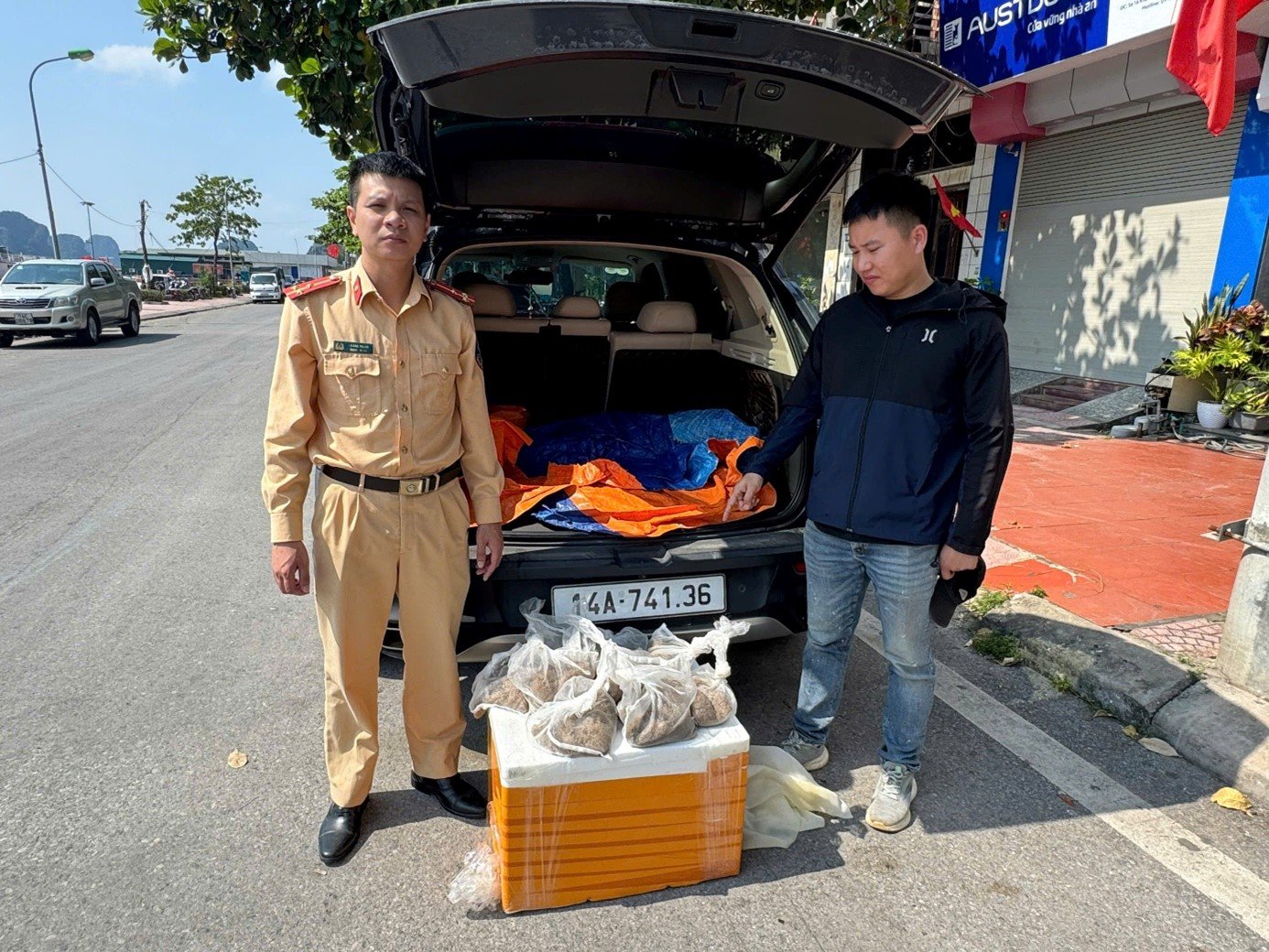 Chủ lô hàng và số ngao giống không rõ nguồn gốc. Ảnh: Công an Quảng Ninh Chủ lô hàng và số ngao giống không rõ nguồn gốc. Ảnh: Công an Quảng Ninh