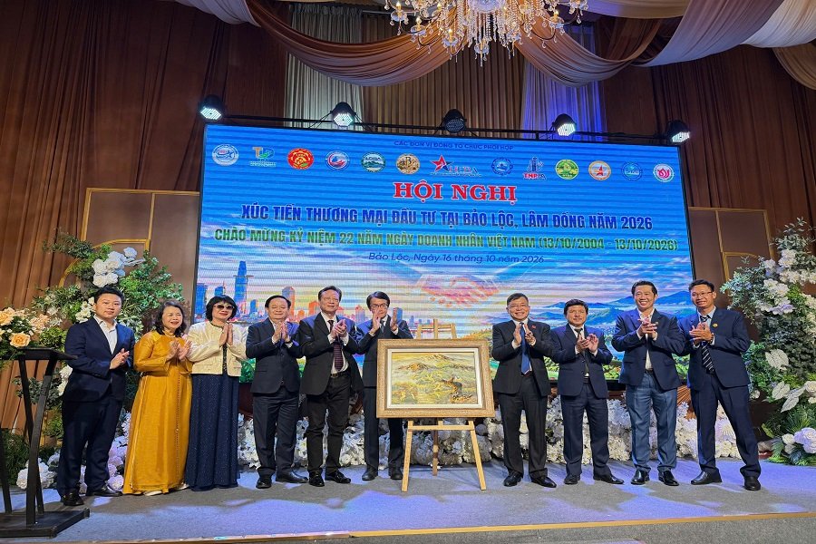 Đại diện Lãnh đạo Hội Doanh nghiệp Đông Sài Gòn (HEBA) và Hội Doanh nghiệp Bảo Lộc trao quà lưu niệm. Đại diện Lãnh đạo Hội Doanh nghiệp Đông Sài Gòn (HEBA) và Hội Doanh nghiệp Bảo Lộc trao quà lưu niệm.