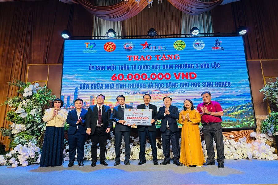 Đại diện các hội doanh nghiệp Đông Sài Gòn trao bảng tượng trưng hỗ trợ an sinh xã hội cho Ủy ban MTTQ Việt Nam Phường 2 Bảo Lộc. Đại diện các hội doanh nghiệp Đông Sài Gòn trao bảng tượng trưng hỗ trợ an sinh xã hội cho Ủy ban MTTQ Việt Nam Phường 2 Bảo Lộc.