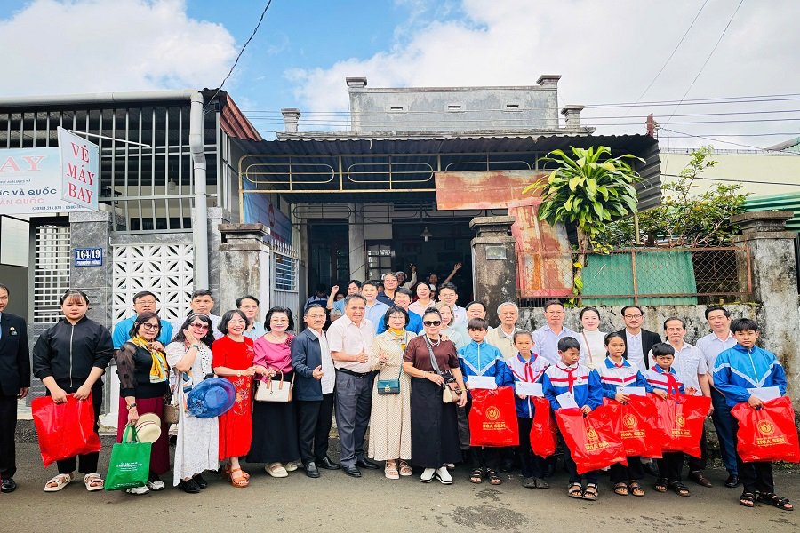 Đại diện Hội Doanh nghiệp Đông Sài Gòn, lãnh đạo Ủy ban MTTQ Việt Nam Phường 2 Bảo Lộc khởi công sửa chữa nhà cho gia đình chính sách và trao quà học bổng cho các học sinh hiếu học (sáng ngày 18/10/2026). Đại diện Hội Doanh nghiệp Đông Sài Gòn, lãnh đạo Ủy ban MTTQ Việt Nam Phường 2 Bảo Lộc khởi công sửa chữa nhà cho gia đình chính sách và trao quà học bổng cho các học sinh hiếu học (sáng ngày 18/10/2026).
