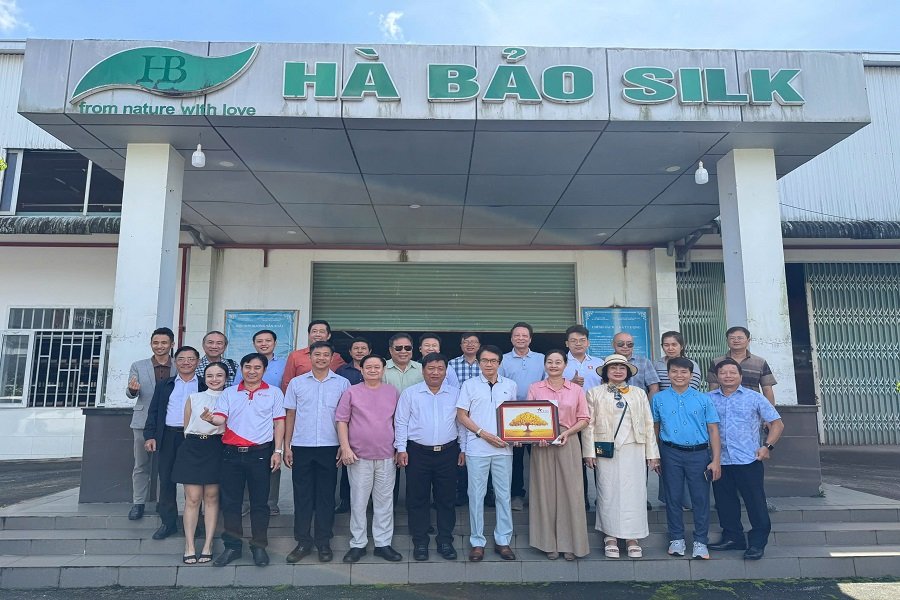 Đoàn doanh nghiệp hai địa phương tham quan, khảo sát tại các cơ sở sản xuất và dự án tiêu biểu tại khu vực Bảo Lộc. Đoàn doanh nghiệp hai địa phương tham quan, khảo sát tại các cơ sở sản xuất và dự án tiêu biểu tại khu vực Bảo Lộc.