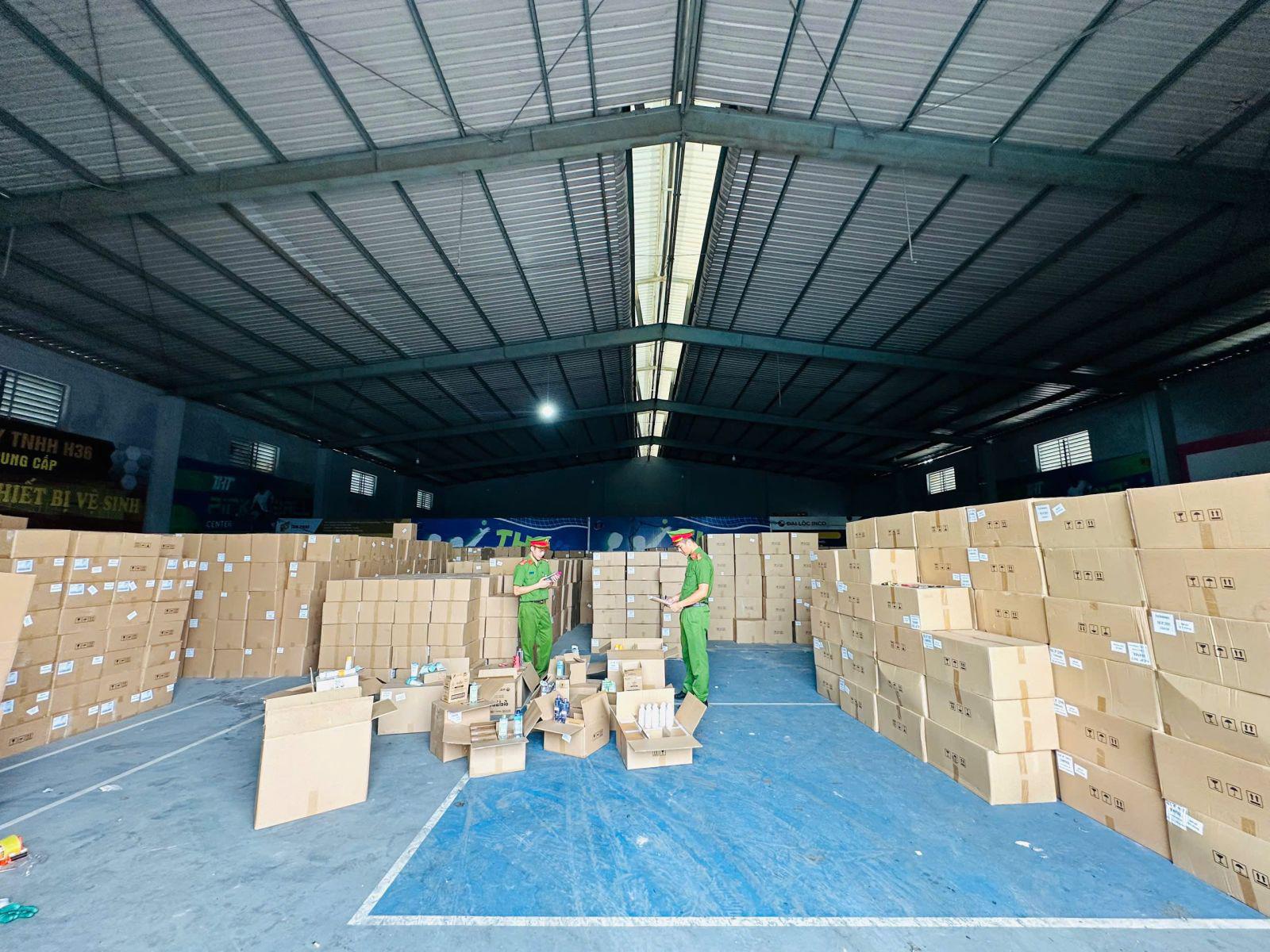 Hoạt động kiểm tra v&agrave; thu giữ của lực lượng chức năng về c&aacute;c mặt h&agrave;ng kh&ocirc;ng r&otilde; nguồn gốc xuất xứ tại một kho h&agrave;ng hậu phương phục vụ cho việc kinh doanh trực tuyến.