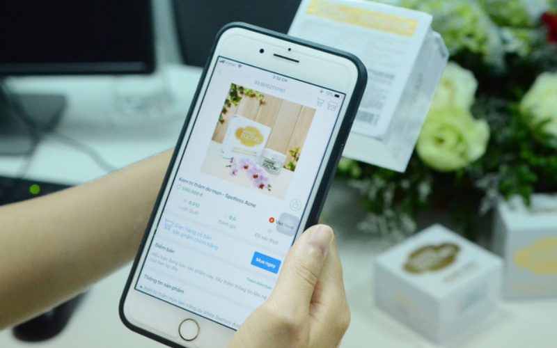 Người ti&ecirc;u d&ugrave;ng thực hiện thao t&aacute;c qu&eacute;t m&atilde; QR để đối chiếu th&ocirc;ng tin v&agrave; kiểm tra nguồn gốc xuất xứ sản phẩm trước khi giao dịch